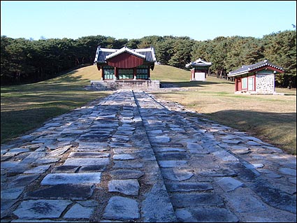 장릉 참도와 정자각 